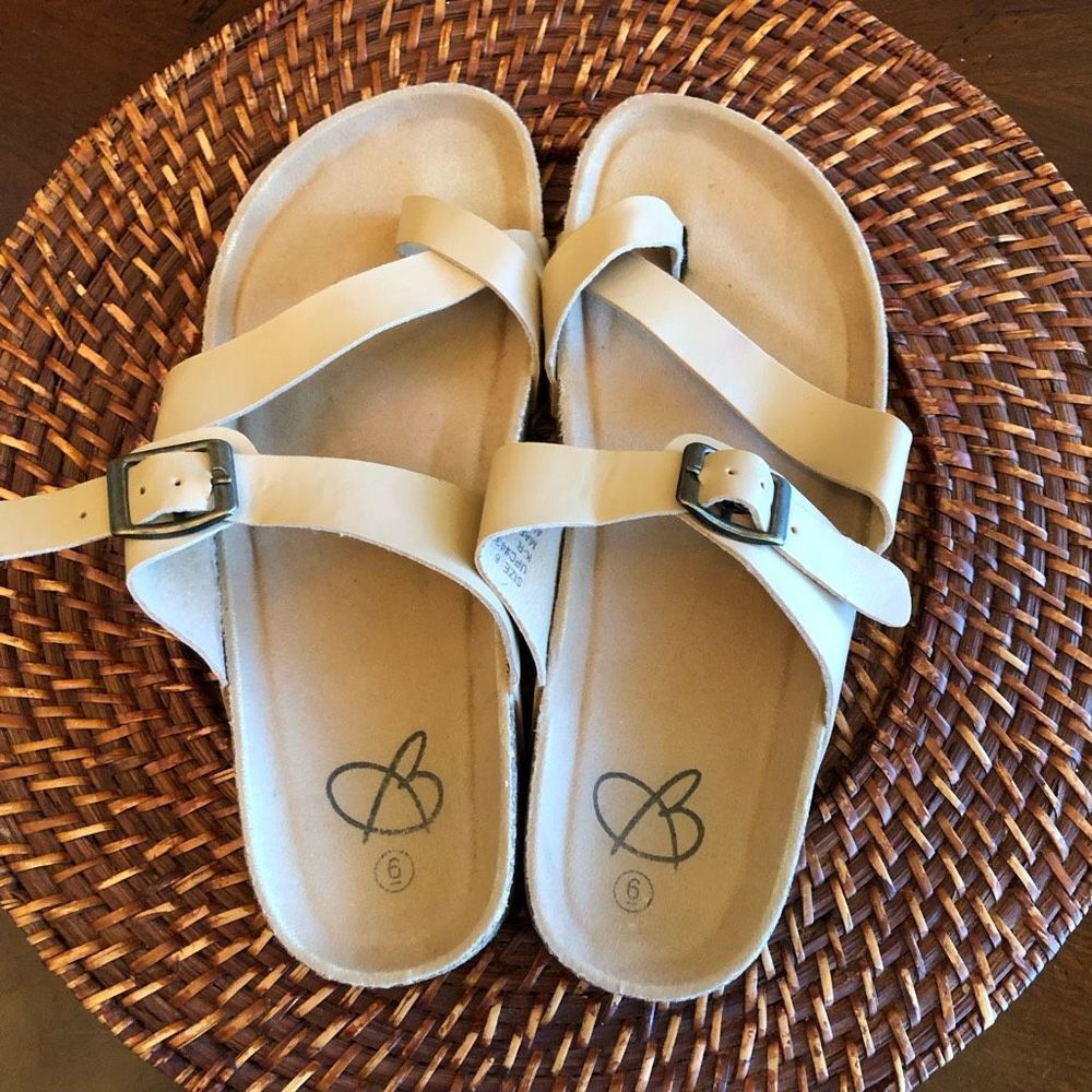 BROOKS - NWOT Ladies Sz 6 Faux Leather Slip-On Toe Sandals/Natural. Never Worn! - Picture 1 of 10